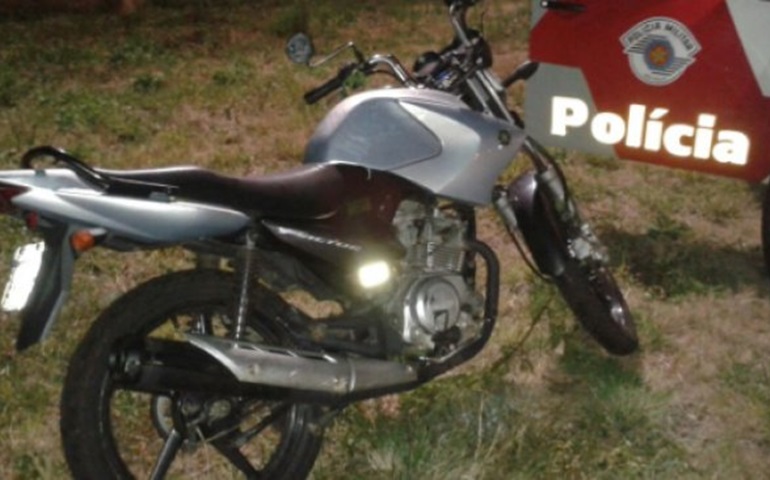 PM localiza motocicleta furtada abandonada