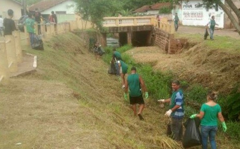 Voluntários fazem mutirão de limpeza no rio Paranapanema em Piraju