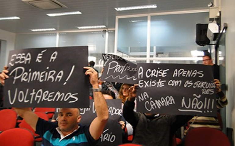 Câmara tem protesto contra salários dos vereadores em Botucatu