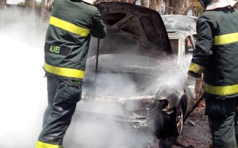 Carro pega fogo após pane na Rodovia Raposo Tavares em Itaí