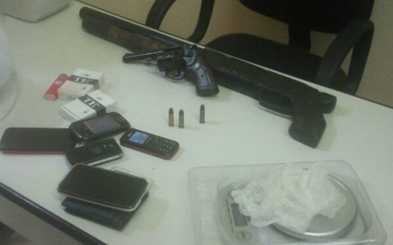 Suspeitos de tráfico de drogas são detidos com armas em Avaré
