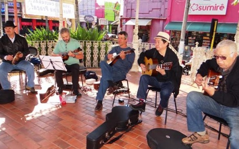 Largo do Mercado terá música ao vivo neste sábado