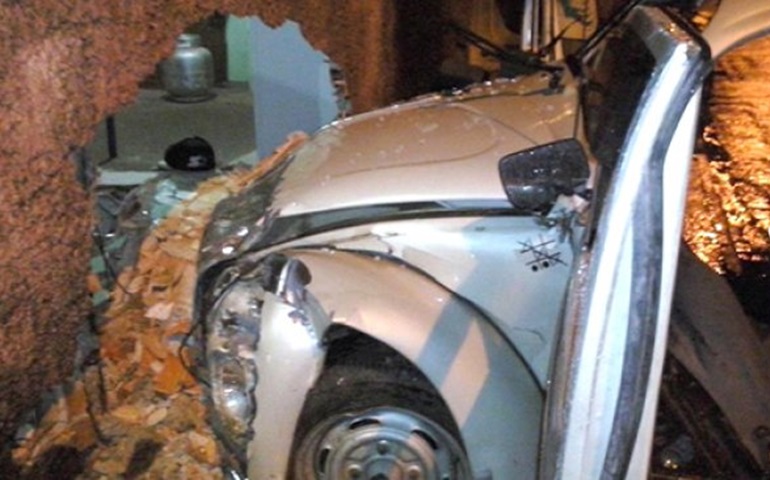 Veículo desgovernado bate em muro de escola em Itatinga