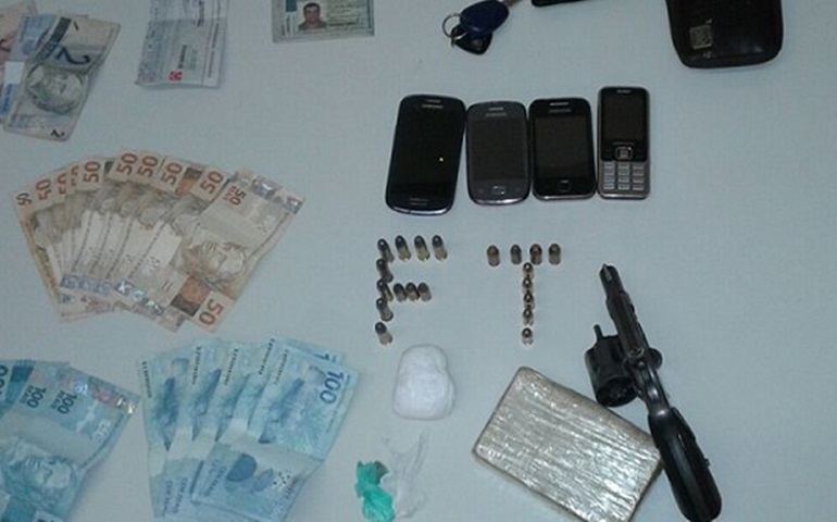 Trio é preso com R$ 3,9 mil e drogas após perseguição em pista de Avaré