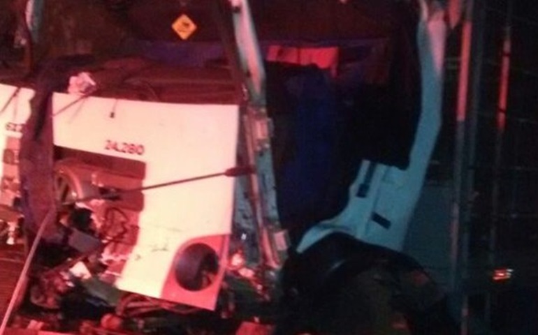 Homem bate caminhão na traseira de carreta carregada de laranja na SP-127