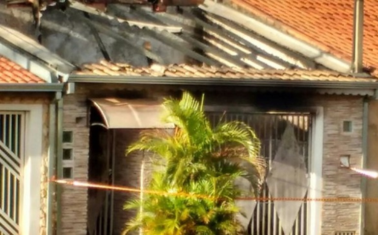 Carro pega fogo dentro de garagem e chamas destroem parte de casa em Tatuí
