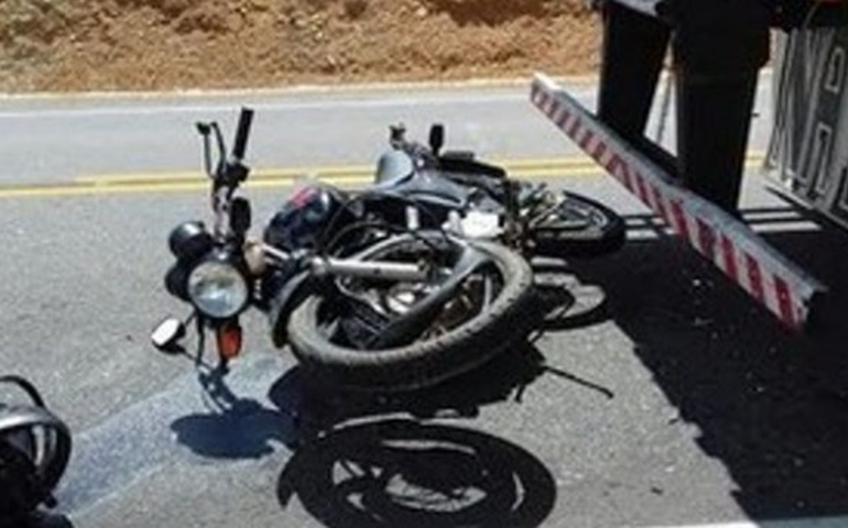Motociclista morre após bater na traseira de caminhão em rodovia de Avaré