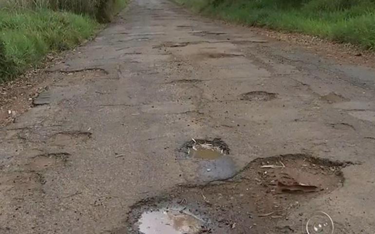 Motoristas reclamam de buraco e falta de asfalto em estrada de Angatuba