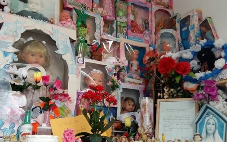 Túmulo de menina de 2 anos recebe bonecas como presentes em Avaré