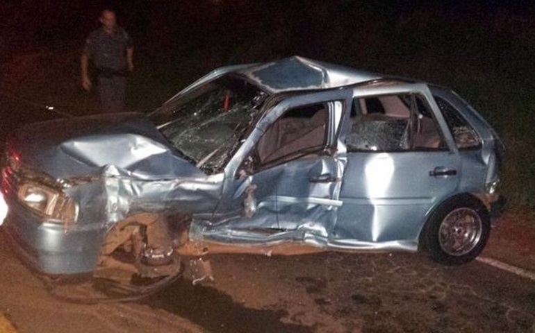 Acidente entre dois veículos deixa motorista preso às ferragens em Itaí