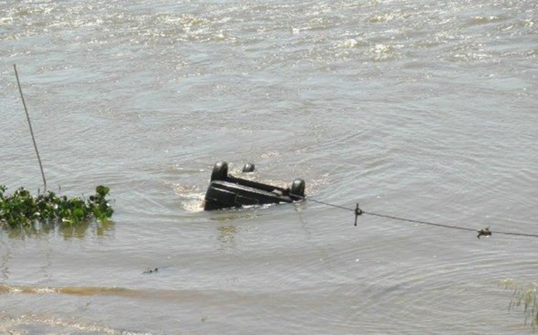 Estiagem revela carro no meio de rio em Taquarituba