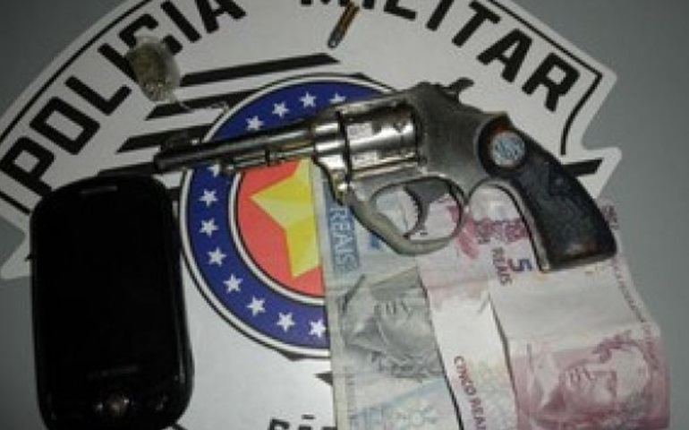 Jovens são detidos por porte ilegal de arma e droga em Taquarituba