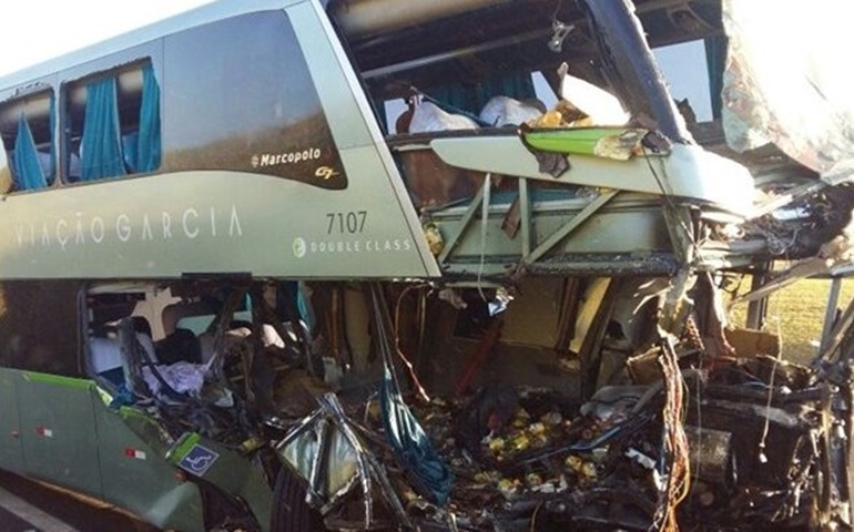Acidente grave destrói lateral de ônibus e deixa mortos em Avaré