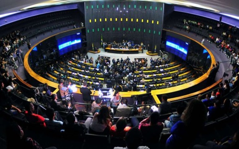 Por impeachment, Cunha pede a deputados que fiquem em Brasília até sexta
