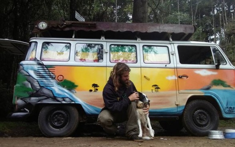 Rapaz viaja 14 mil km em Kombi com cadela: 'Até tem vida mais cara, mas não presta'