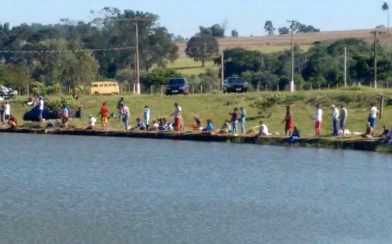 Prefeitura de Sarutaiá joga 4 mil peixes em lago para pesca na Semana Santa