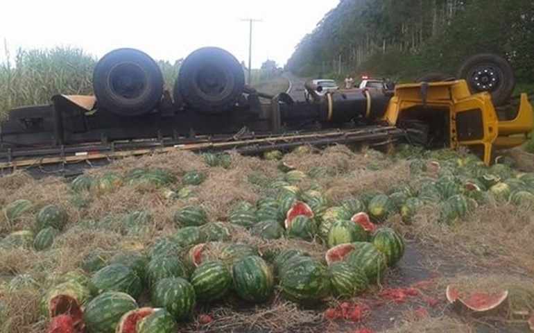 Caminhão tomba e uma tonelada de melancia espalha em via, diz polícia