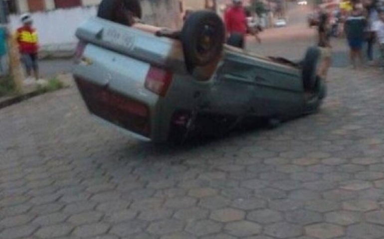 Veículo capota após batida no Bairro Vera Cruz