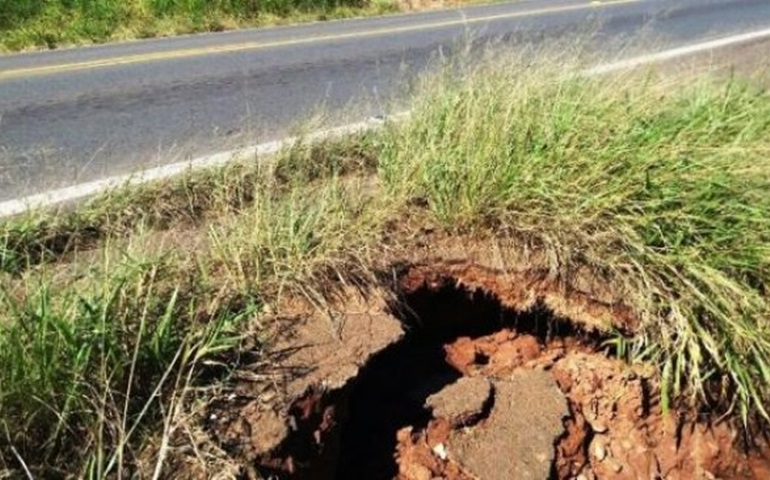 Buracos, desníveis e erosões tomam conta da rodovia SP 255, na região de Itaí