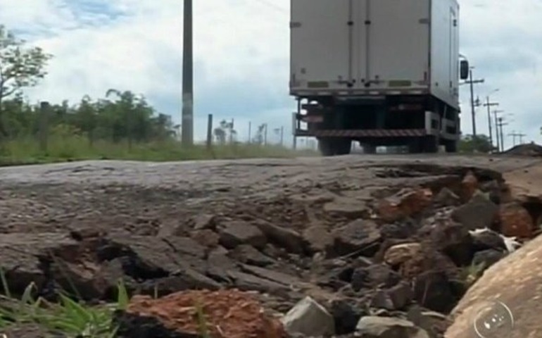 Prefeitura de Taquarituba diz esperar verba para recuperar rua esburacada