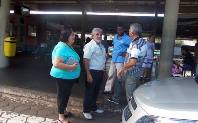 Vereador Barreto ouvindo as reclamações do terminal rodoviário de Avaré