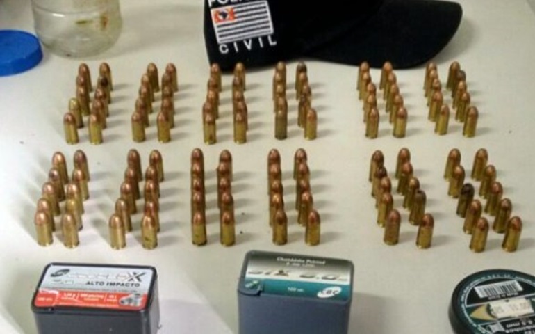 Homem é detido com munições depois de filha fazer BO em Iaras