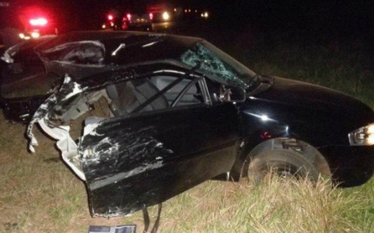 Acidente deixa carro despedaçado e mata motorista em Manduri