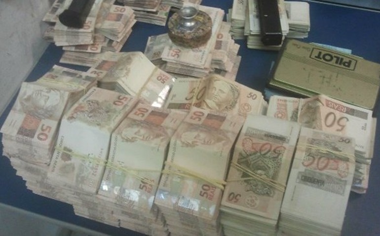 Domingo último dia 6, uma  mulher foi detida  com quase 3 milhões em dinheiro e Jóias
