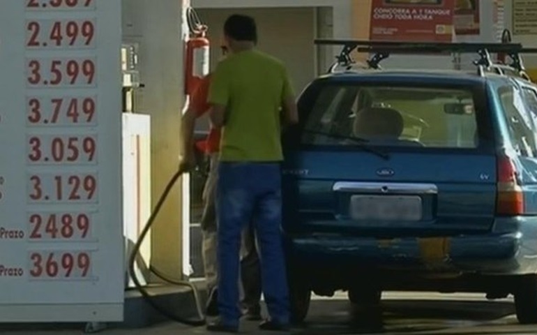 Moradores recorrem a cidades vizinhas por gasolina mais barata