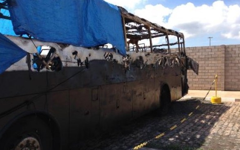 Dois ônibus são incendiados no Bairro Plimec em Avaré