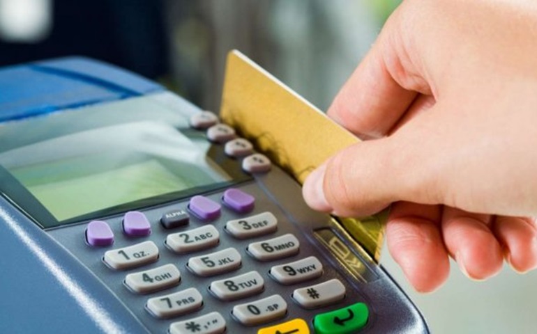 Juros do cartão de crédito sobem em março e atingem 432,24% ao ano