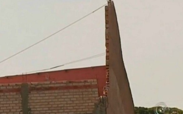 Moradores pedem atenção para muro com risco de cair em Avaré