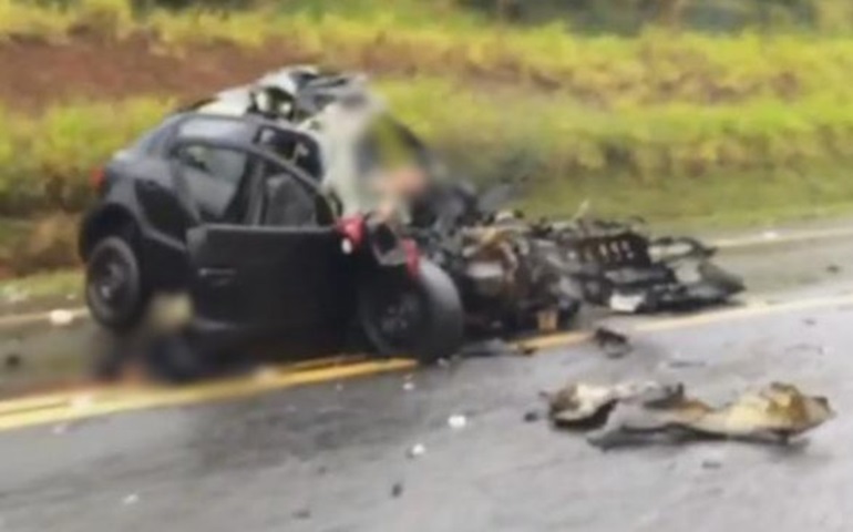 Acidente deixa mortos e veículo irreconhecível em rodovia