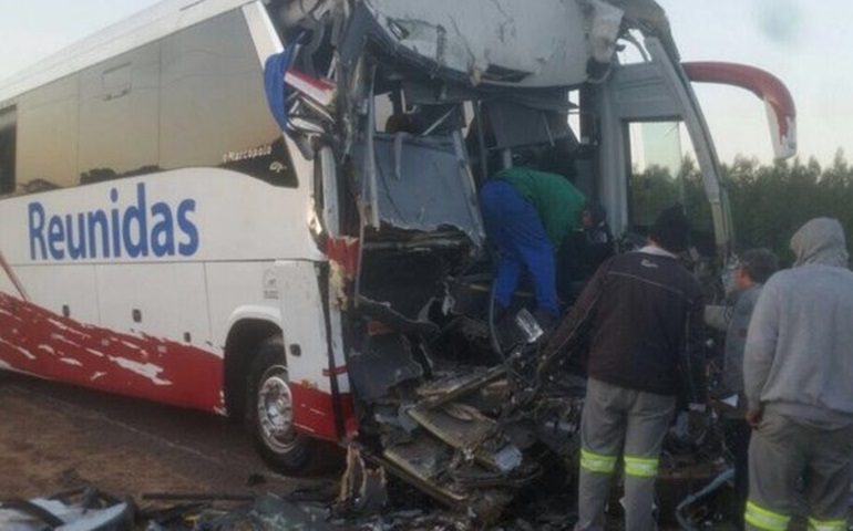 Acidente entre ônibus e caminhão mata motorista e deixa 20 feridos na Marechal Rondon