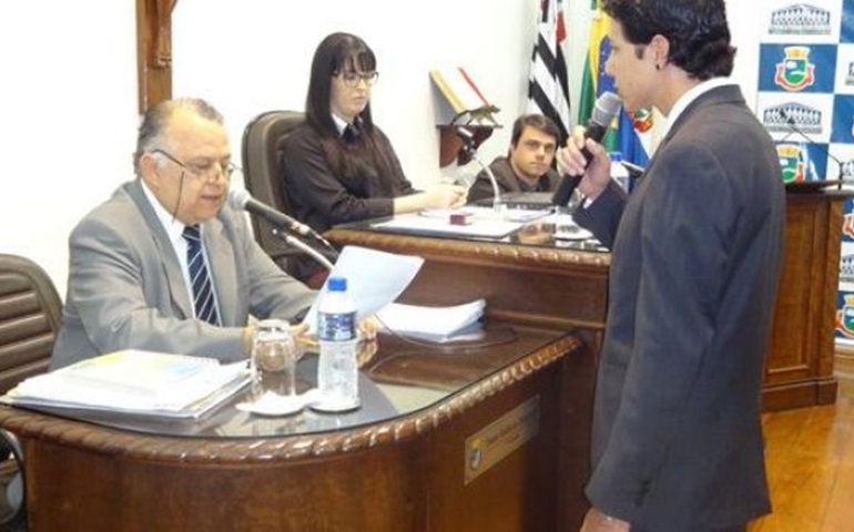 Suplente do saudoso vereador Marcelo Mariano de Almeida toma posse em sessão ordinária 