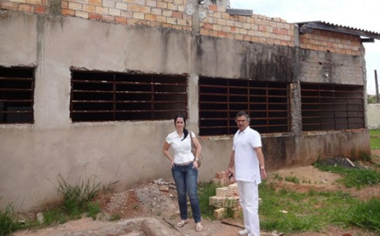 Vereadores Bruna Silvestre e Denilson Rocha Ziroldo visitam obras inacabadas da creche Adalgisa Ward
